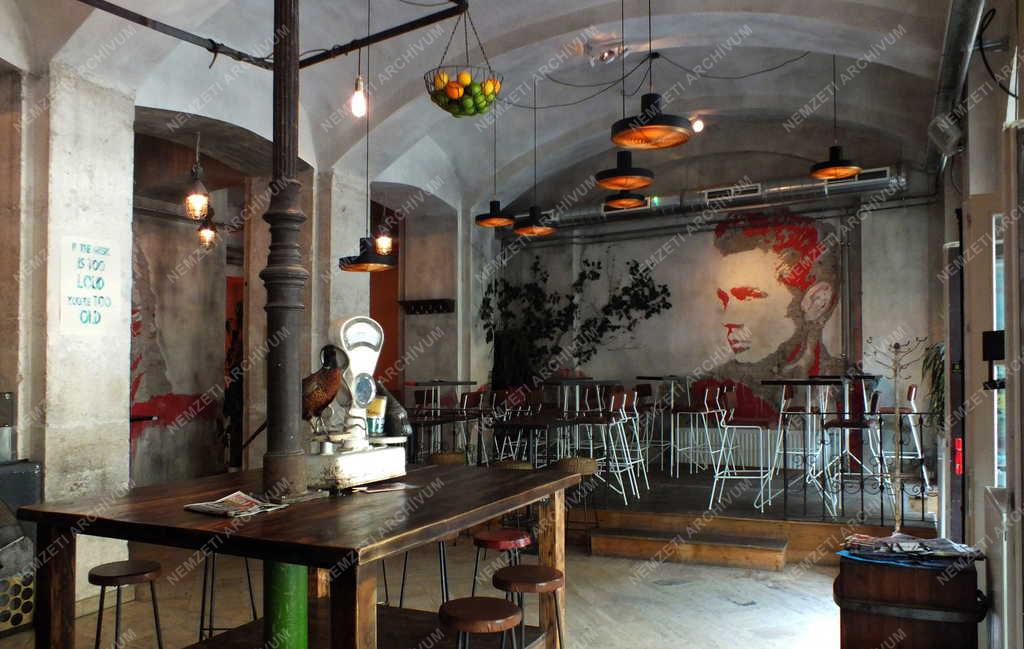 Vendéglátás - Budapest - Romkocsma a Kecskeméti utcában