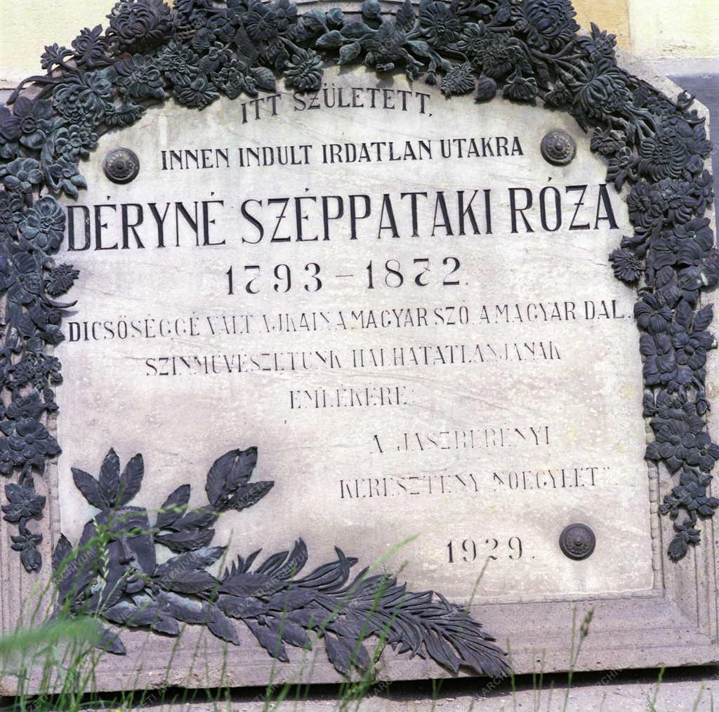 Kultúra - Déryné emléktáblája