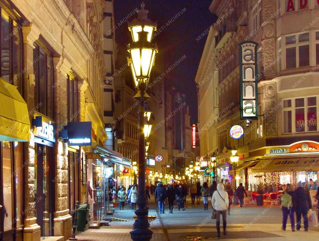 Városkép - Budapest - A  Váci utca esti fényben