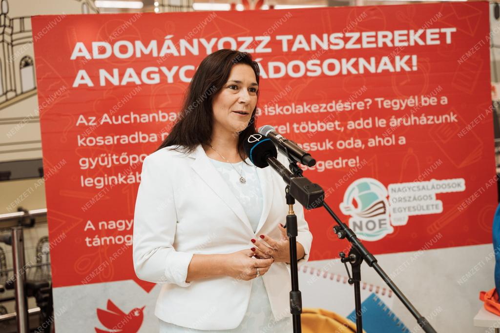 Elindult a nagycsaládosok és az Auchan közös tanszergyűjtése
