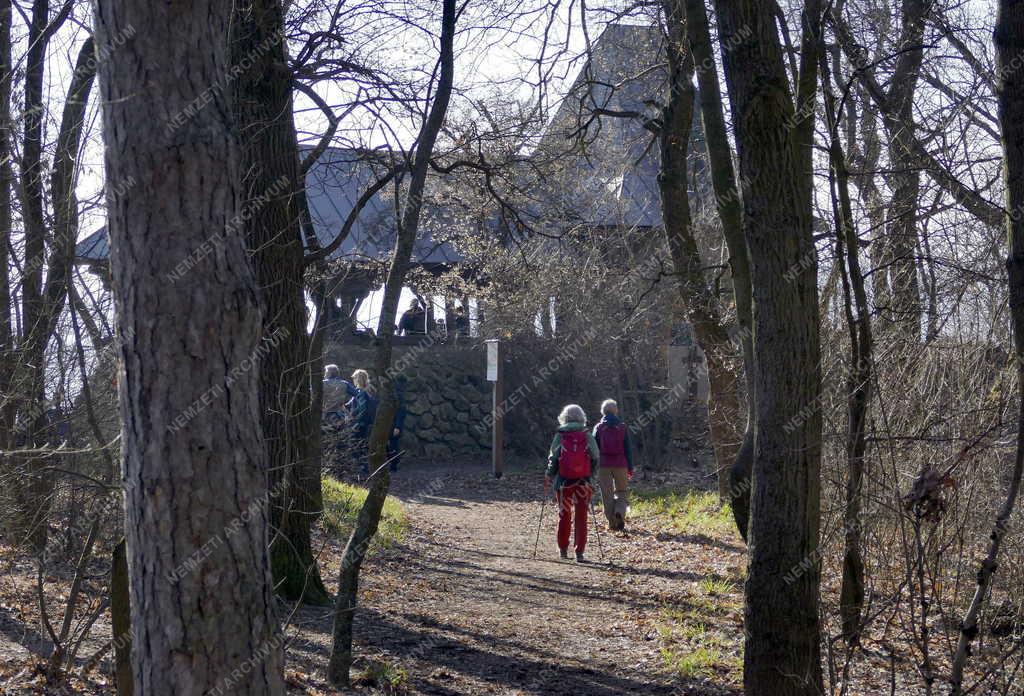 Turizmus - Budapest - Természetjárók az Árpád-kilátónál