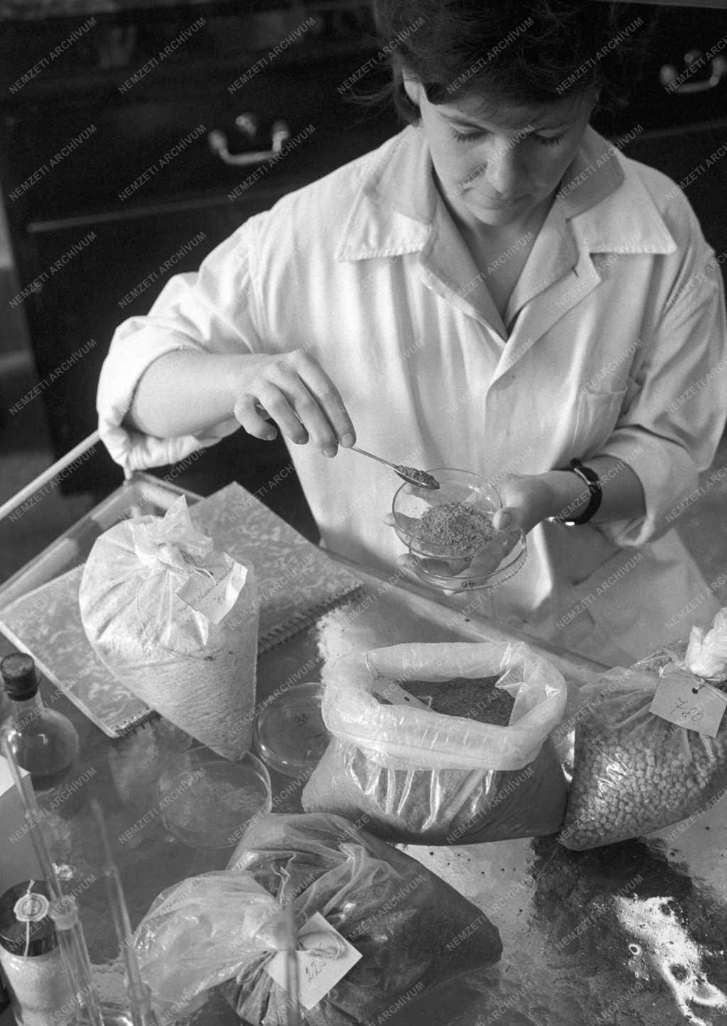 Mezőgazdaság - Laboratórium a Bábolnai Állami Gazdaságban