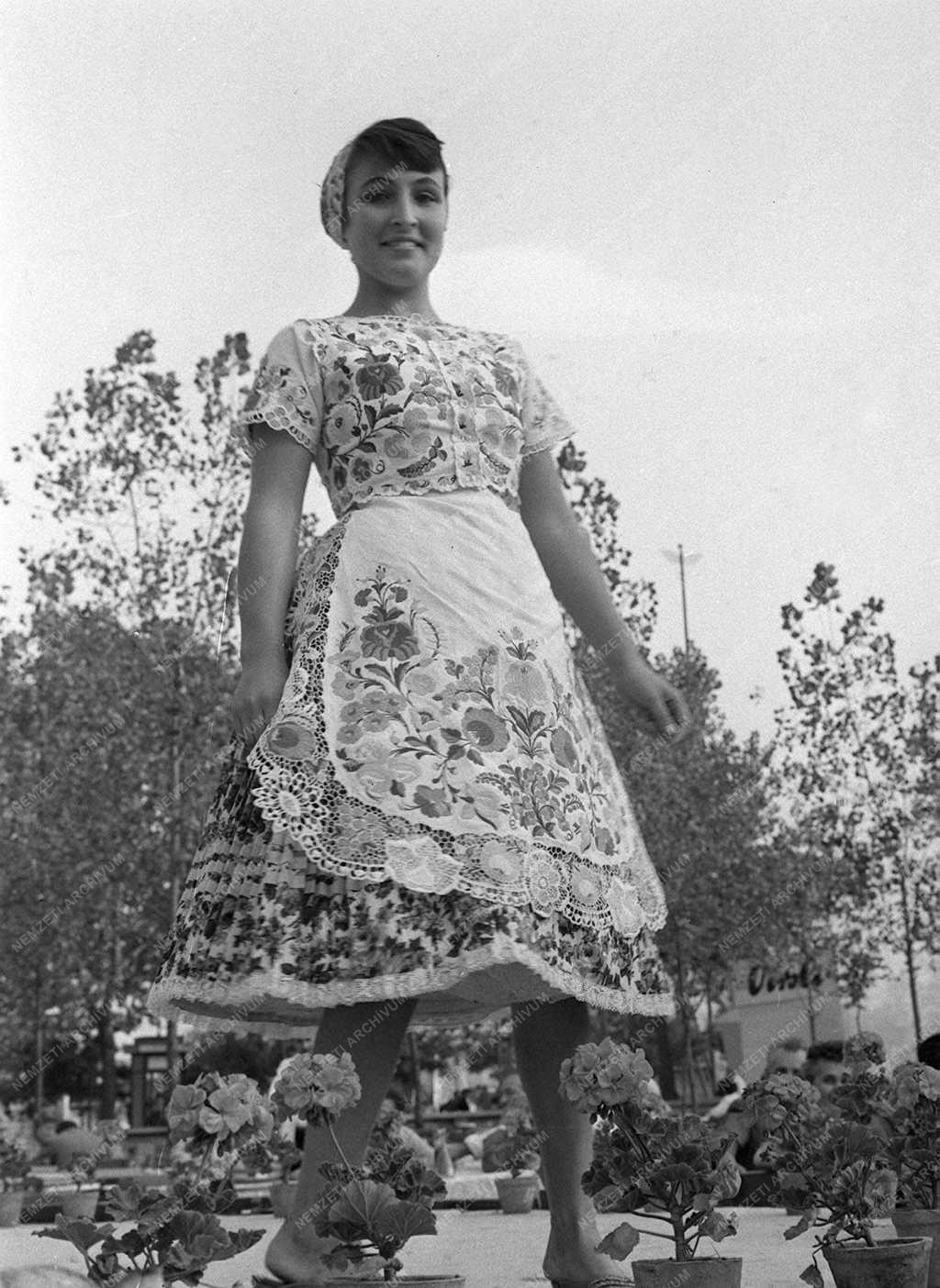 A szerző válogatása - Népművészeti ruhabemutató