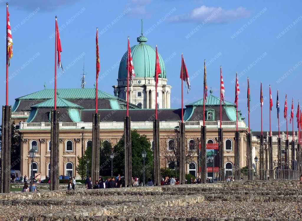 Városkép - Budapest - Régi zászlók a Szent György téren
