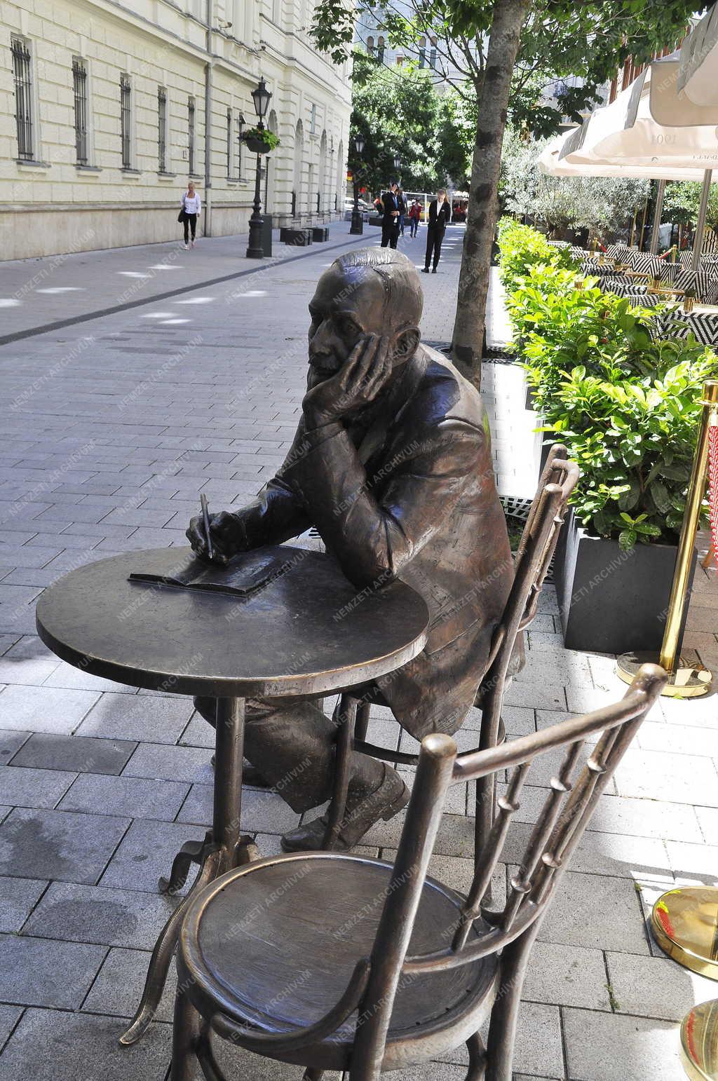 Városkép - Budapest - Krúdy Gyula szobor a Belvárosban