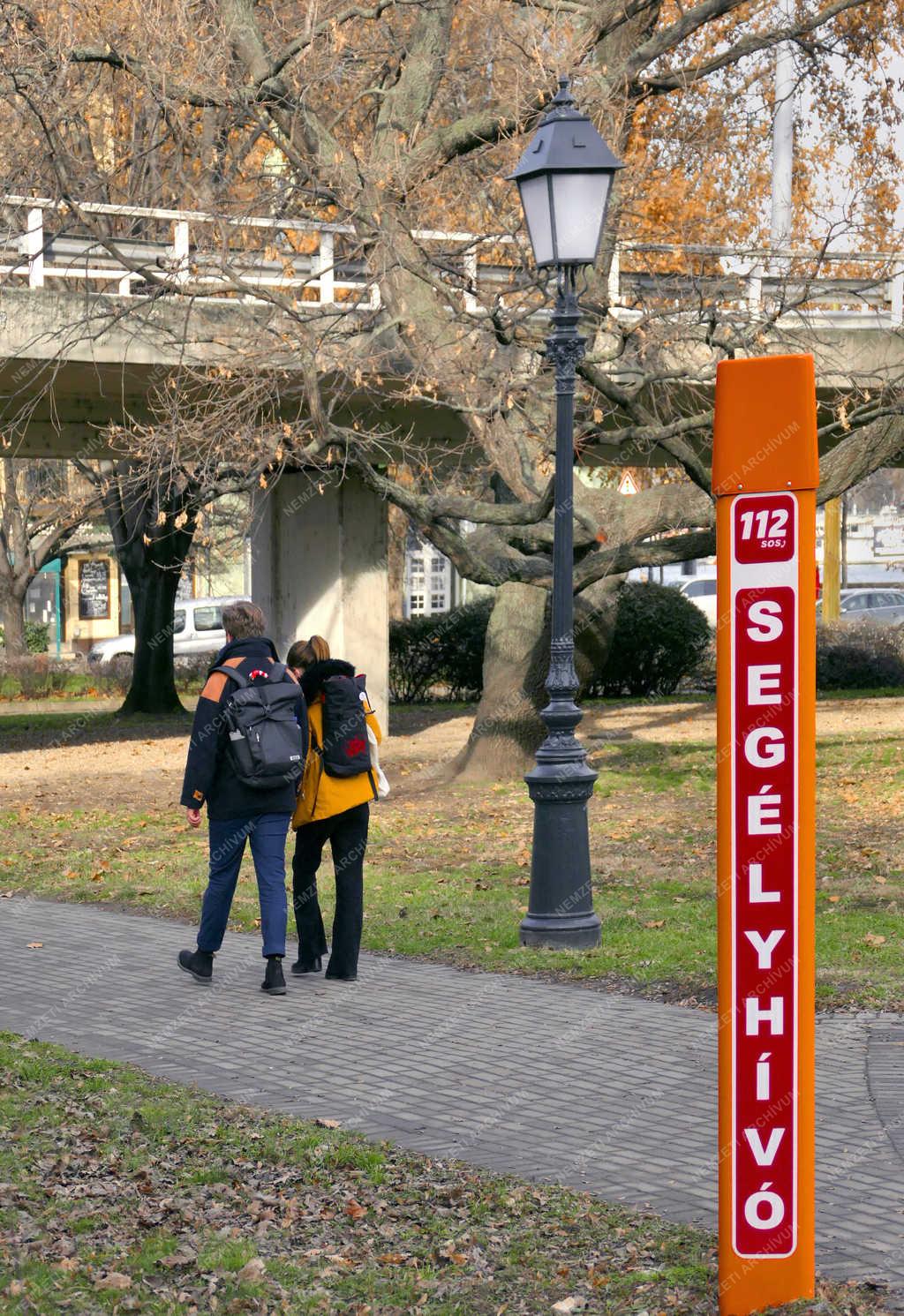 Városkép - Budapest - Segélyhívó a közparkban