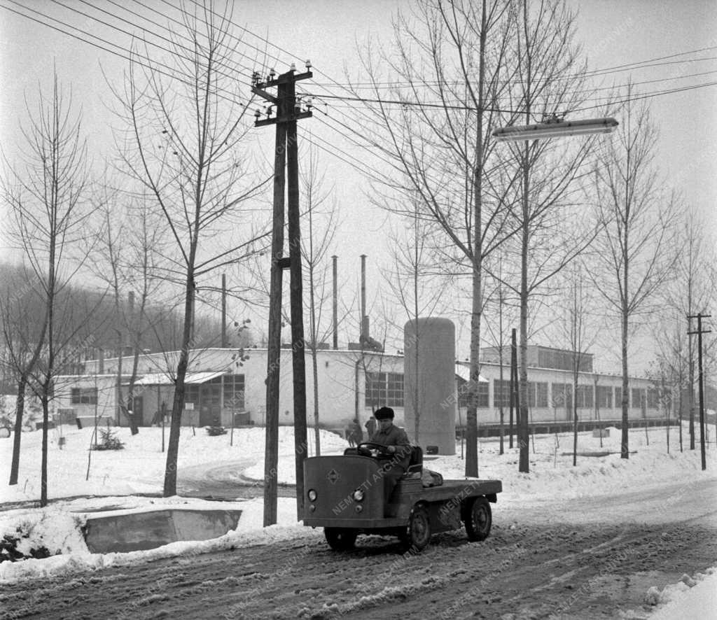 Ipar - Villamos Kismotorgyár Ikladon