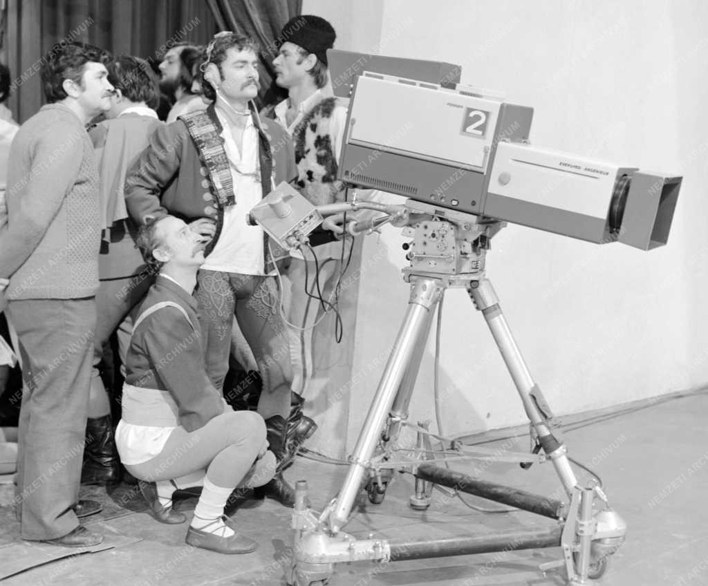 Kultúra - Tévéfilm készül a 25 éves Állami Népi Együttesről