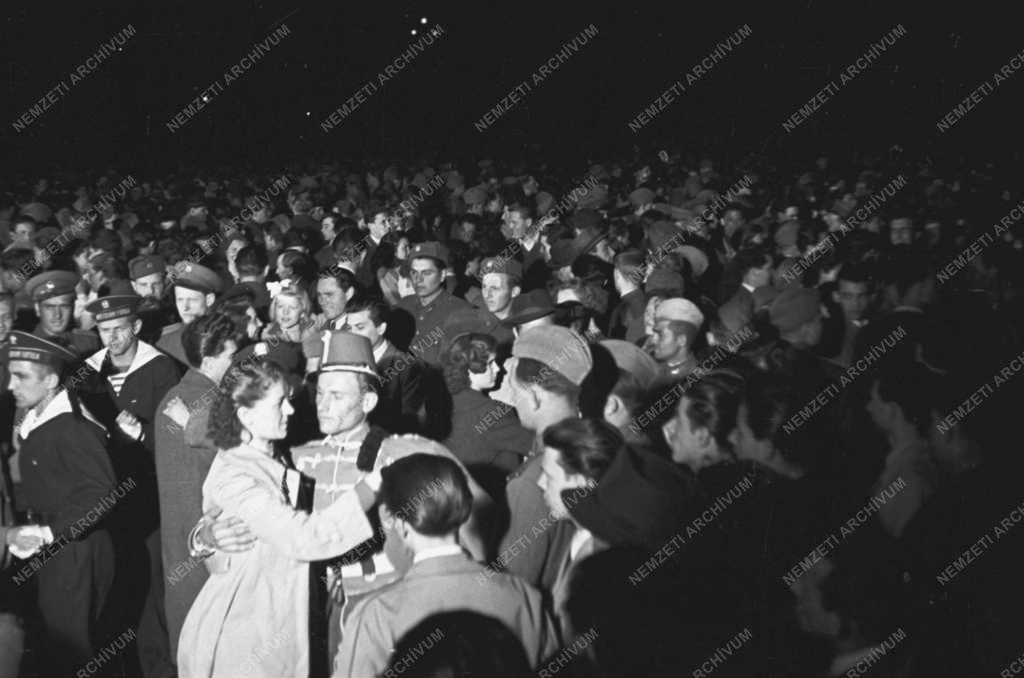 Ünnep - Április 4. - Tánc a Hősök terén