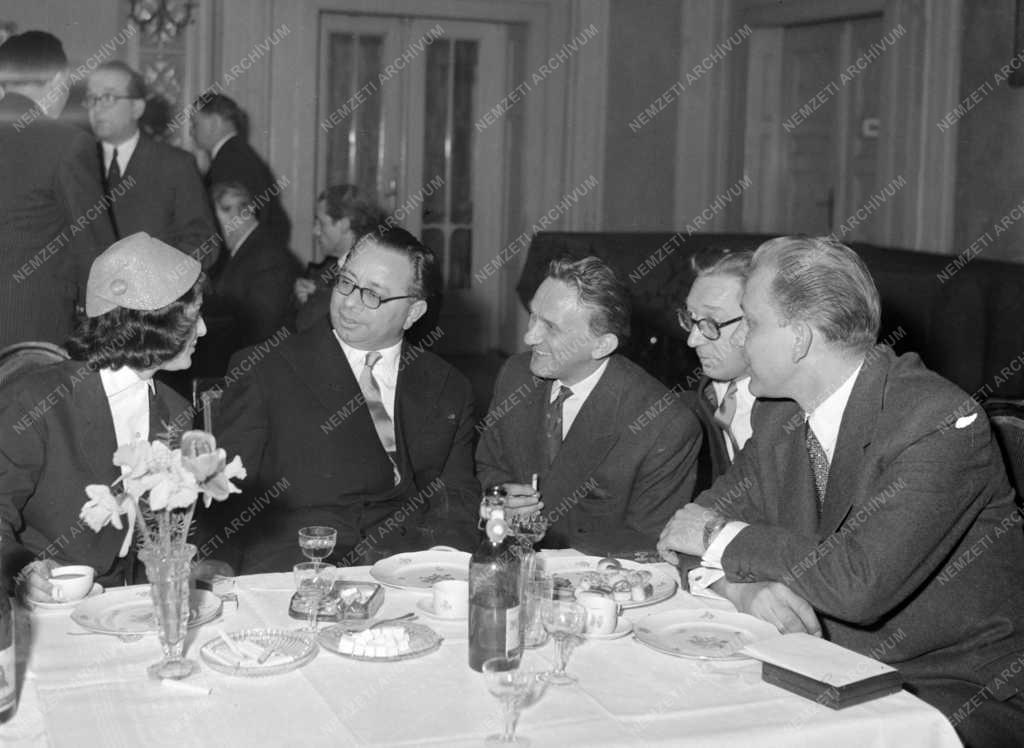 Kitüntetés - 1957. évi irodalmi és művészeti díjak átadása