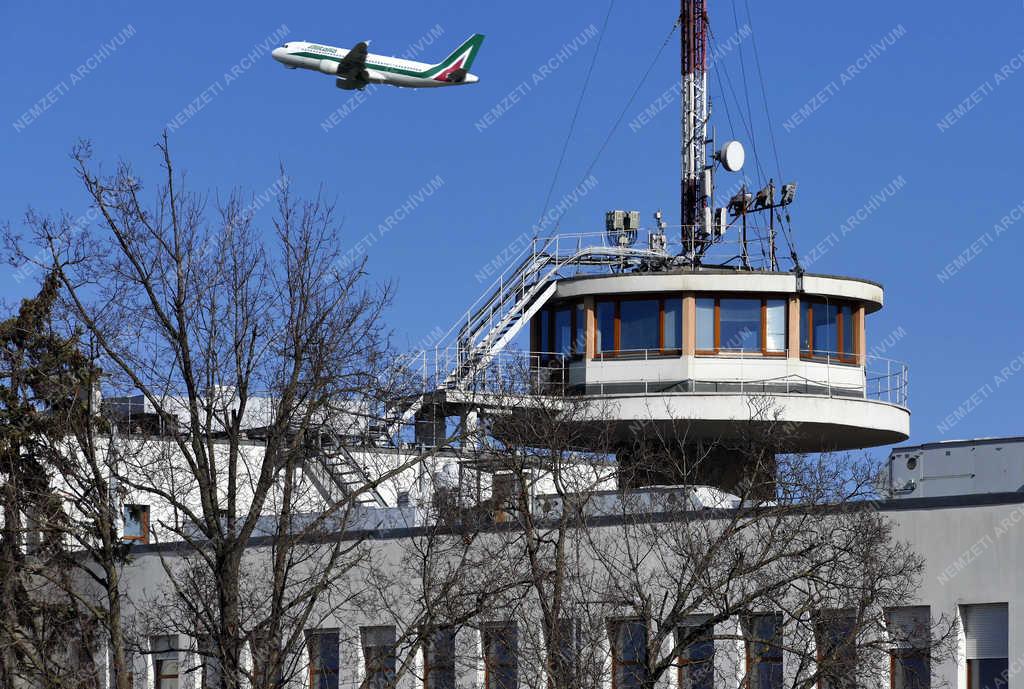 Légiközlekedés - Budapest - Fölszállt az Alitalia repülőgépe