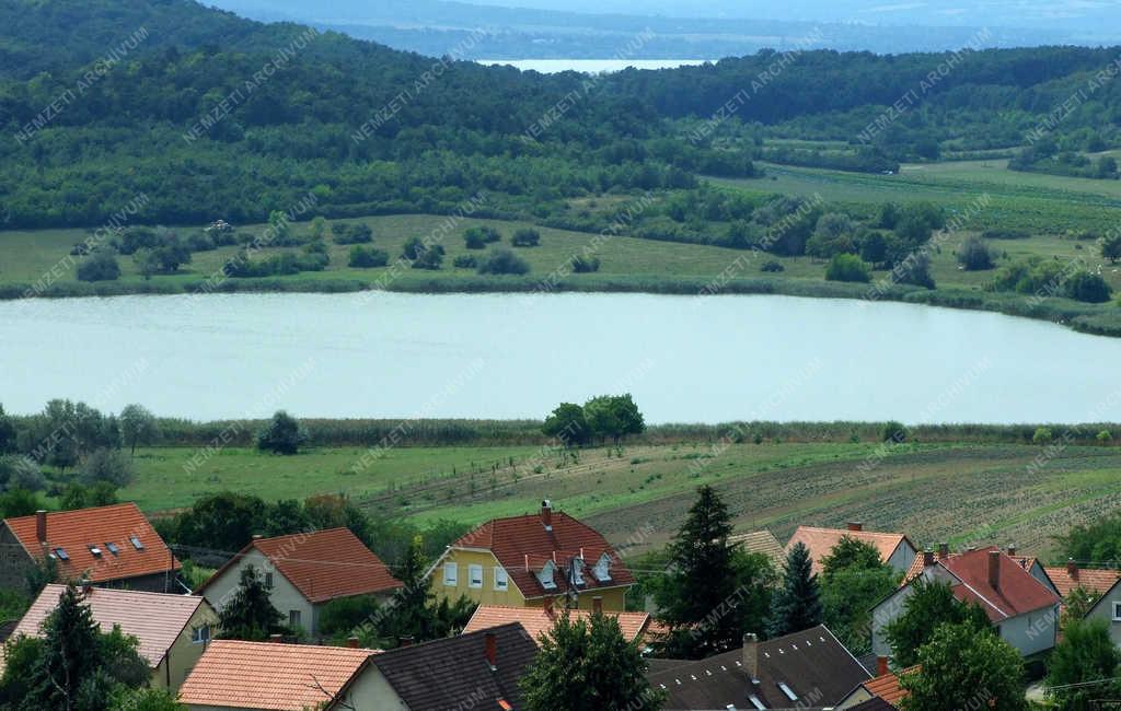 Tájkép - Tihany - Lakóházak a Belső-tóval