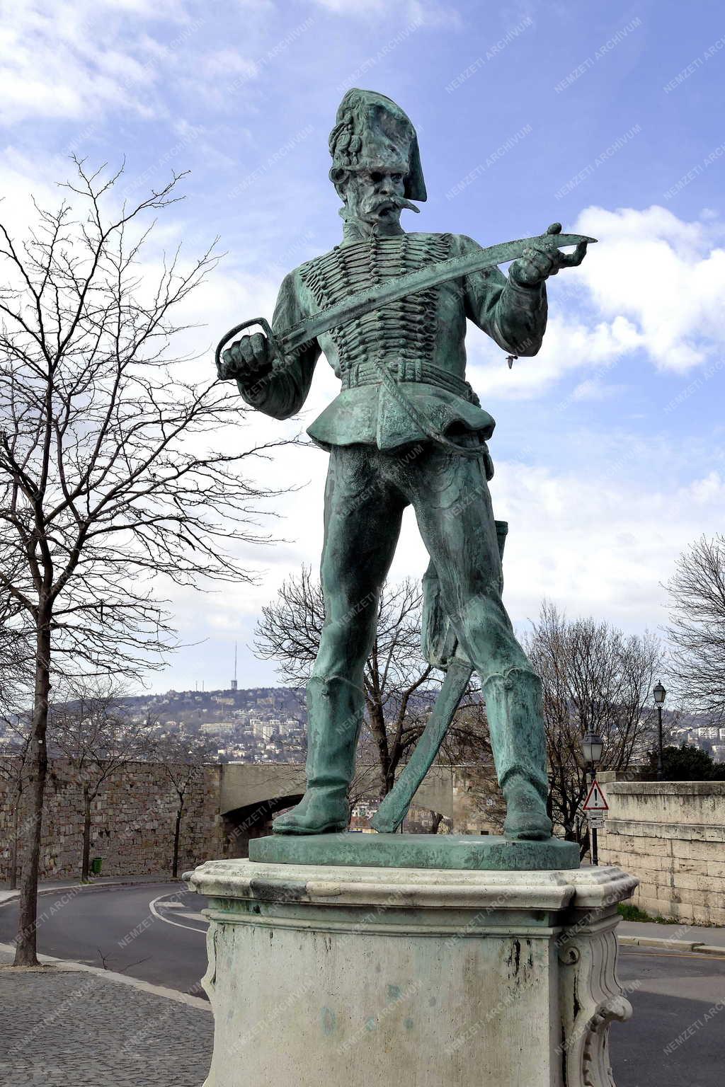 Városkép - Budapest - Kisfaludi Strobl Huszár szobra a Budai Várban