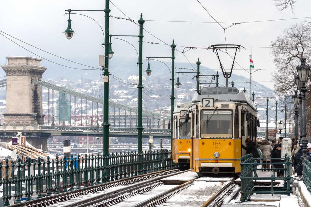 Városkép - Budapest - 2-es villamos a Vigadó téren