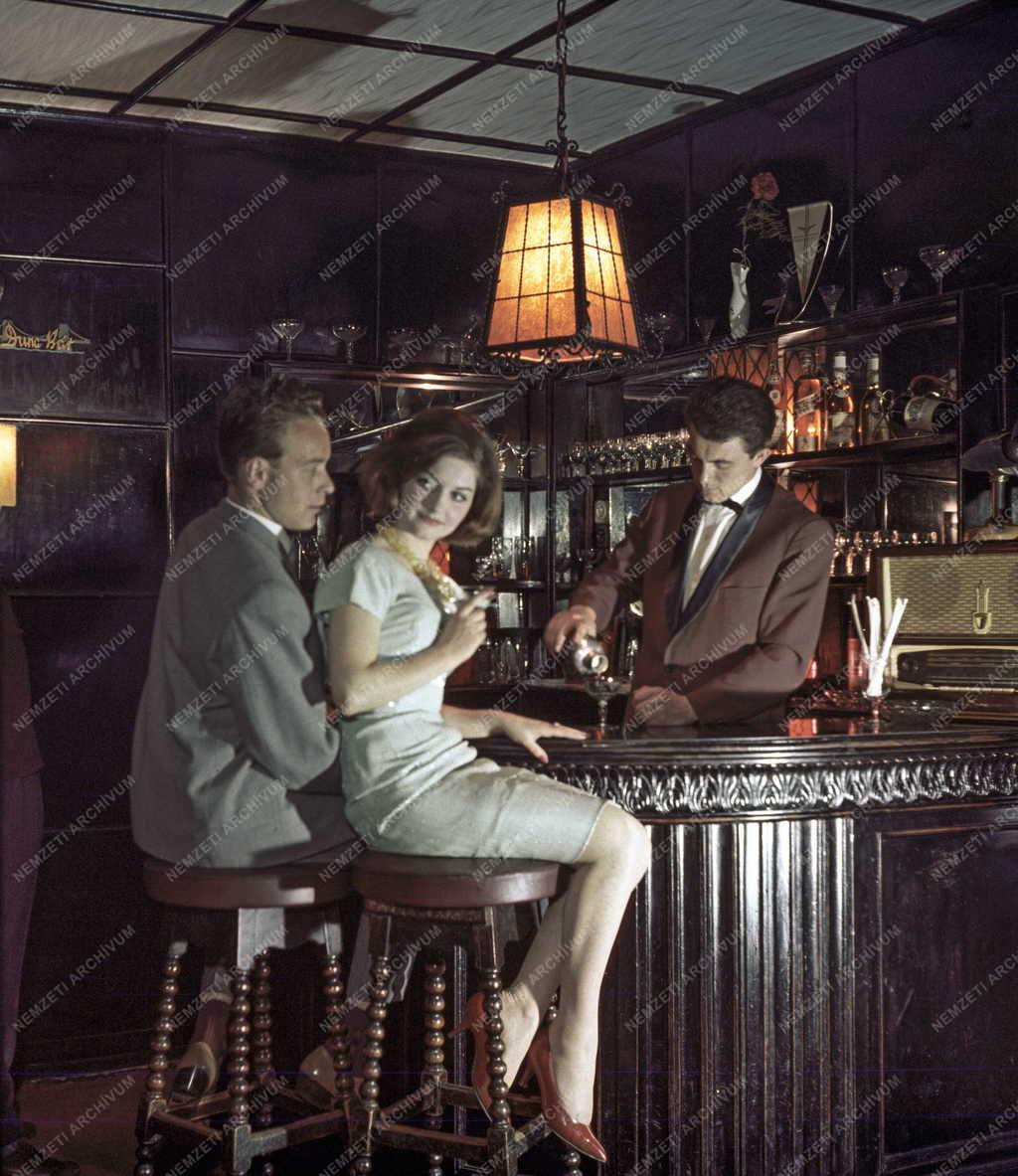 Szabadidő- Szórakozás egy bárban 