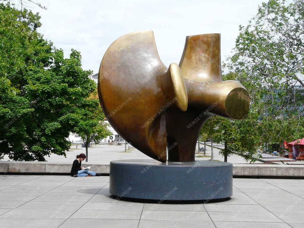 Berlin - Henry Moore szobra 