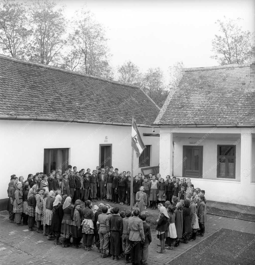 Oktatás - Bentlakásos iskola Bezedeken