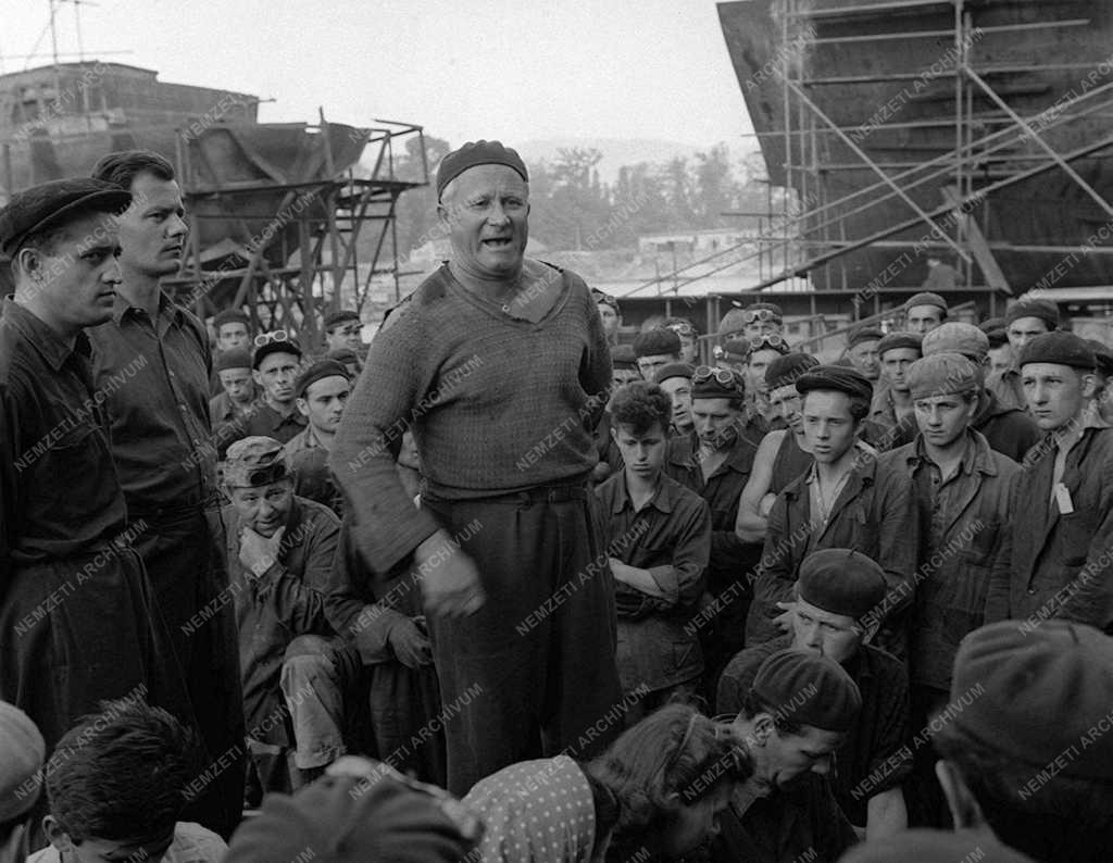 A szerző válogatása - Röpgyűlés a Gheorghiu Dej Hajógyárban