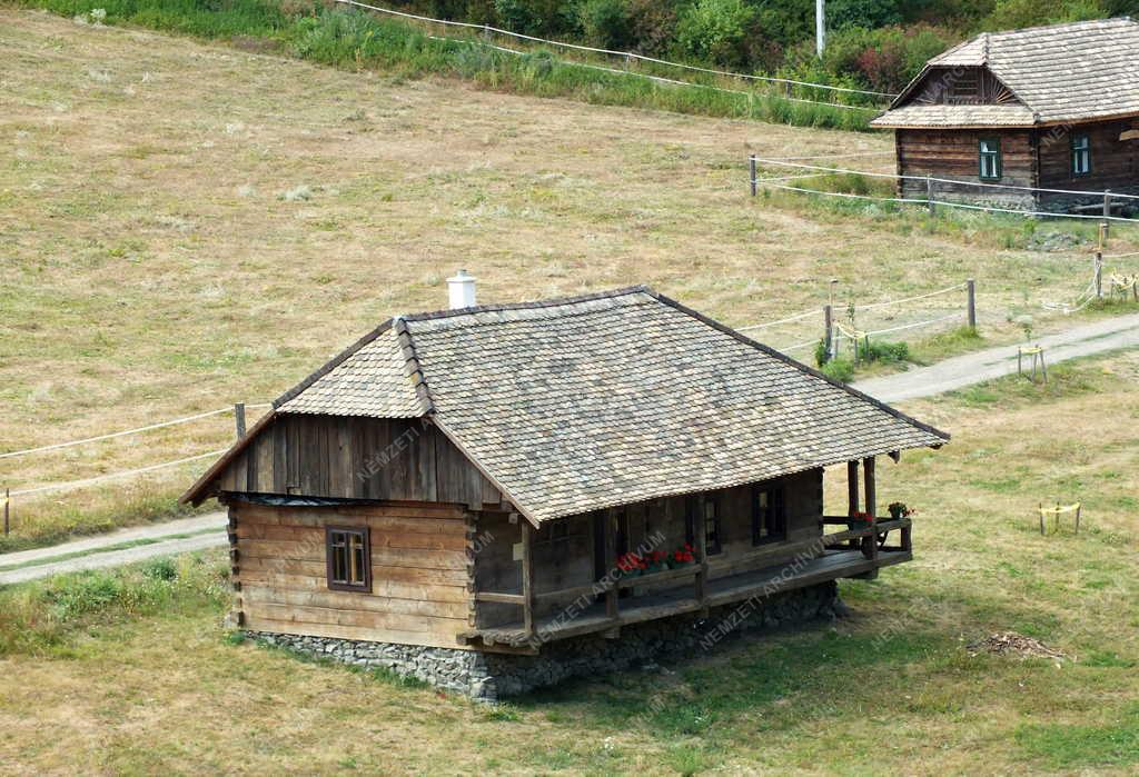 Épület - Verőce - Kárpátaljai faházak