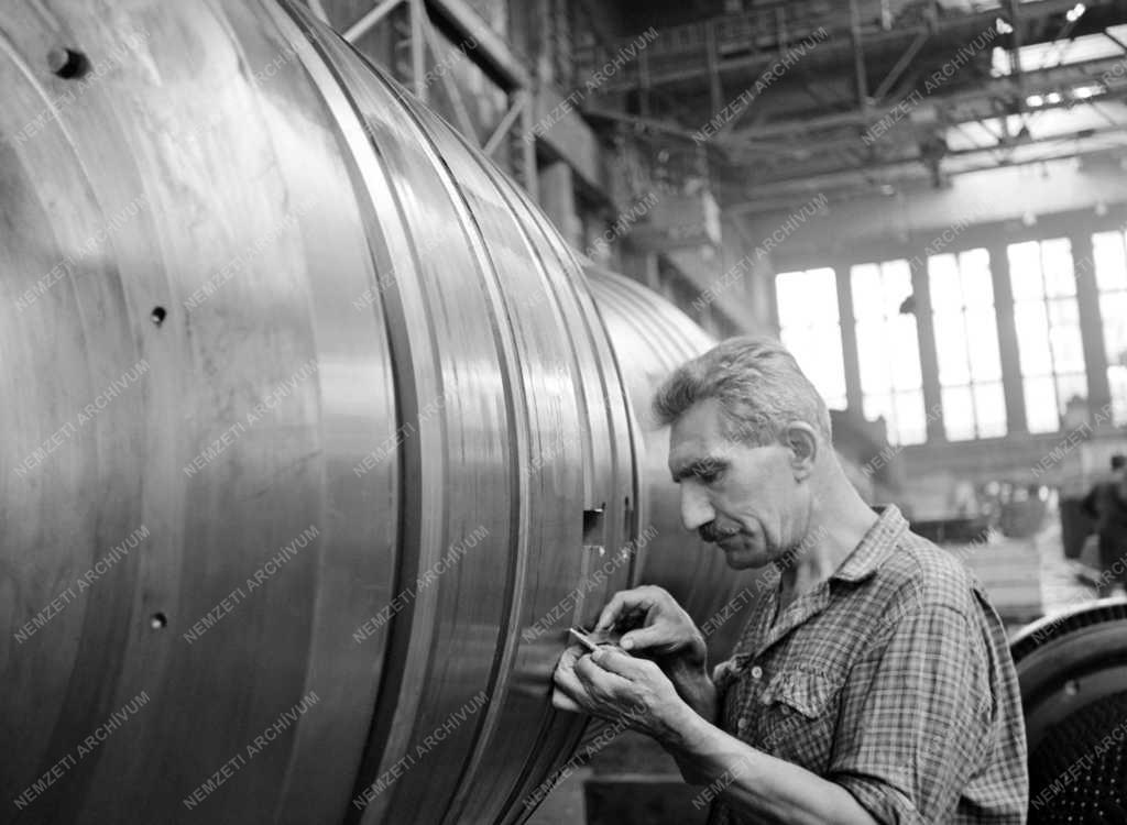 Ipar - Óriás turbina épül a Láng Gépgyárban