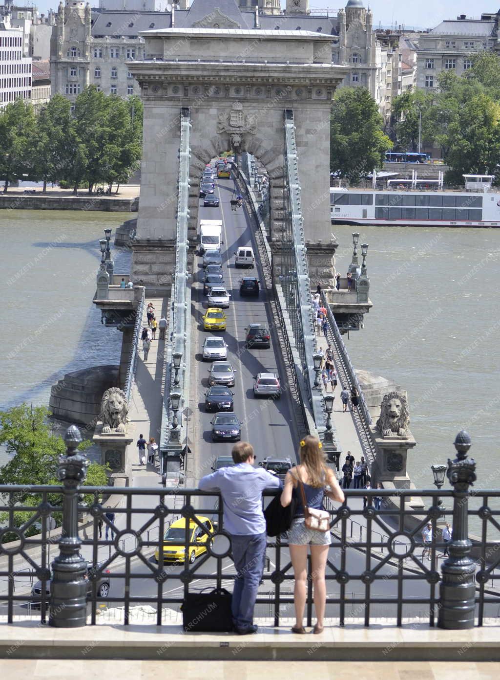Idegenforgalom - Budapest - Turisták a budai Váralagút  tetején