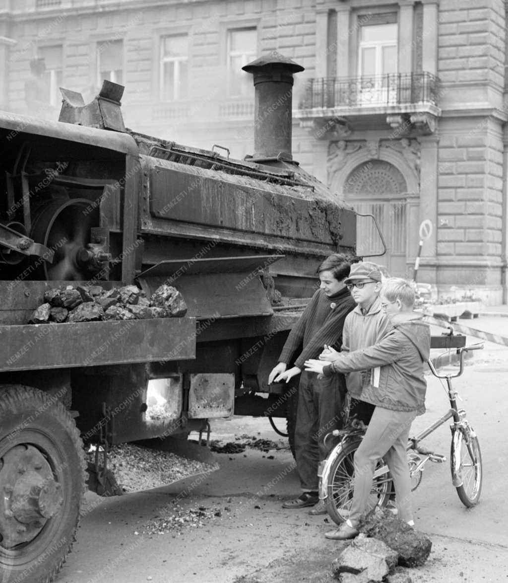 Városkép-életkép - Időjárás - Gyerekek melegítik a kezüket 