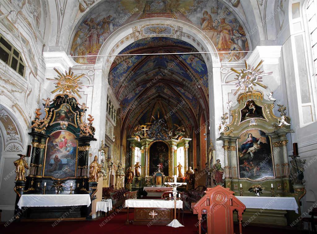 Egyházi épület - Gyöngyös - Sarlós Boldogasszony templom