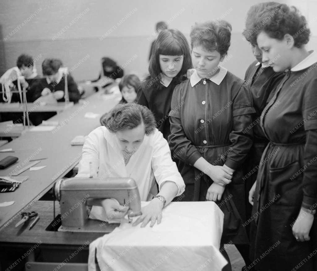 Oktatás - Férfi és női szabó osztály a Varga Katalin gimnáziumban