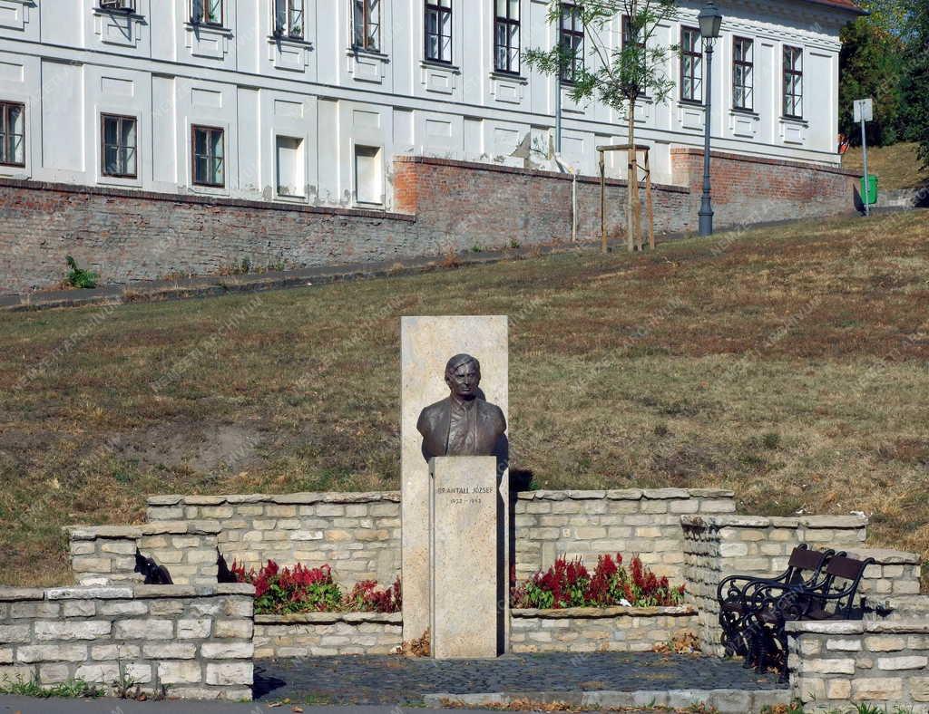 Kultúra - Antall József szobra