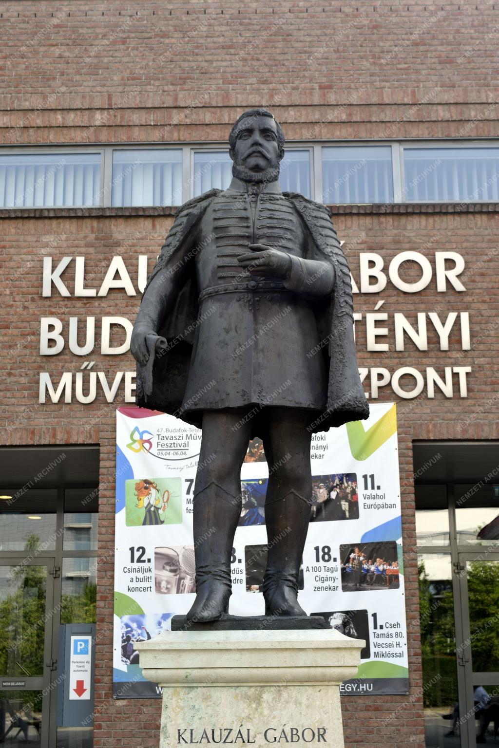Kultúra - Budapest - Klauzál Gábor poliitkus szobra