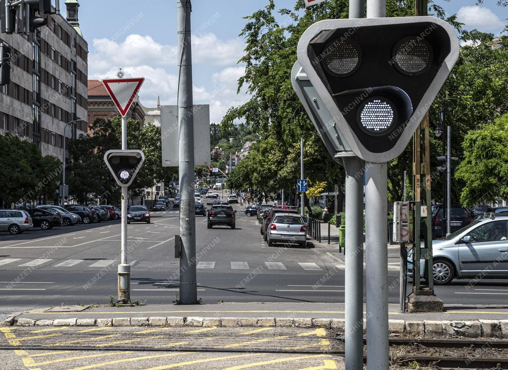 Közlekedés - Budapest - HÉV átjáró biztosítására szolgáló jelzőberendezés