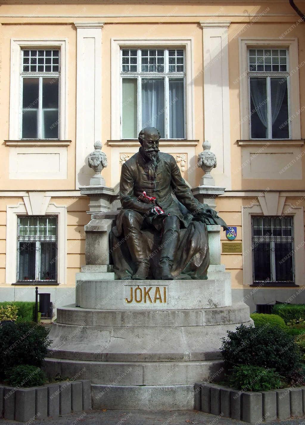 Köztéri szobor - Révkomárom - Jókai Mór a Kultúrpalota udvarán