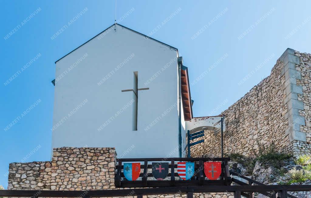 Történelmi emlék - Csókakő - Középkori vár