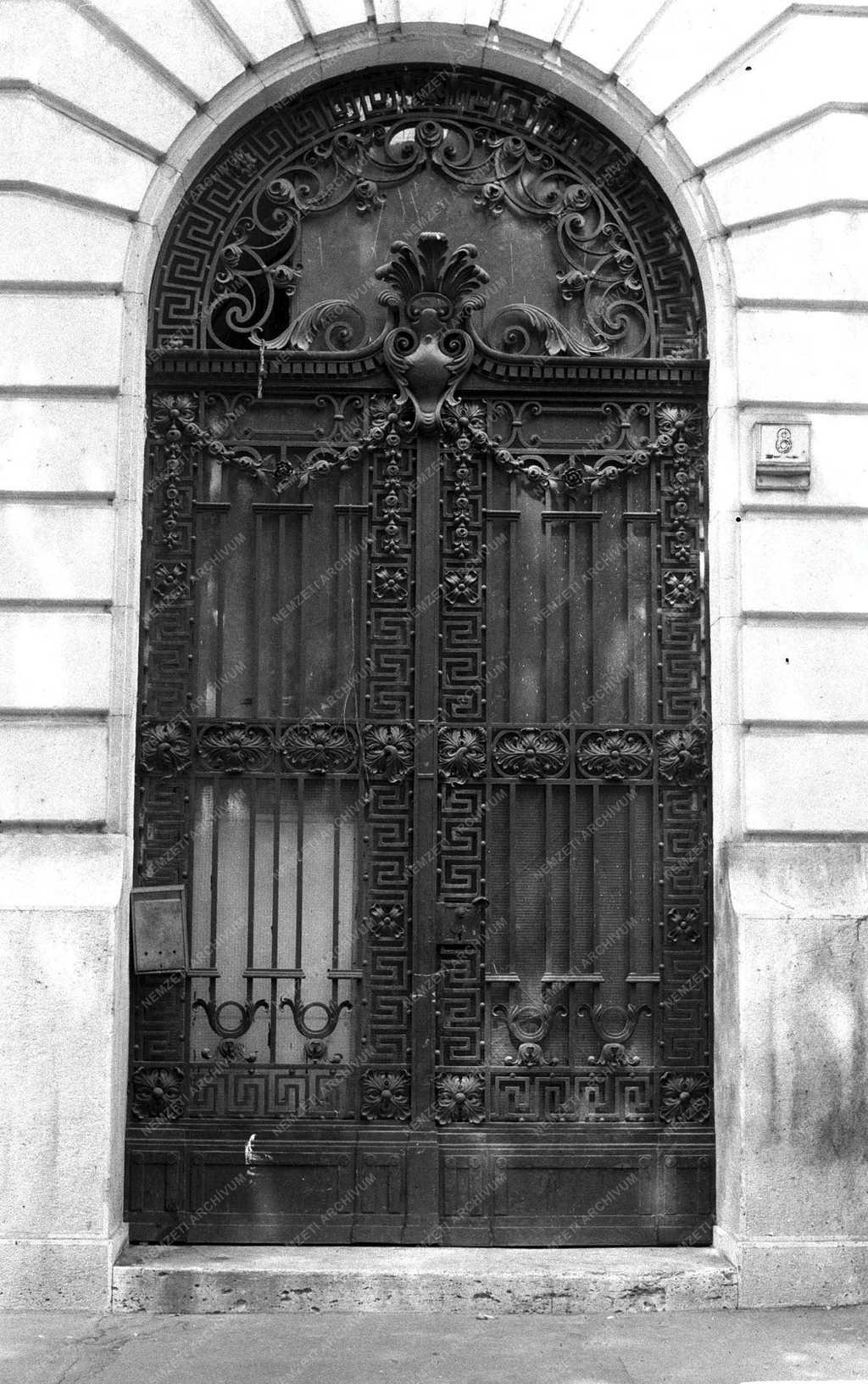 Műemlék – Belváros – Ódon kapuk