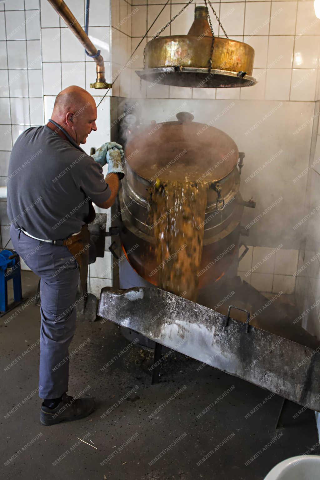 Háztáji gazdaság - Viszák - Pálinkafőzde 