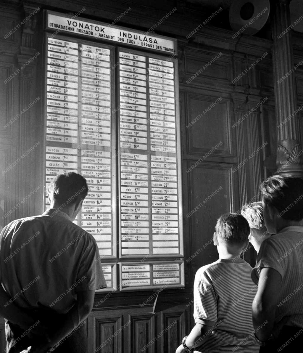 Közlekedés - Utastájékoztató tábla a Nyugatiban