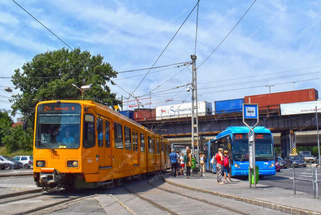 Közlekedés - Budapest - Csúcsforgalom a Közvágóhídnál