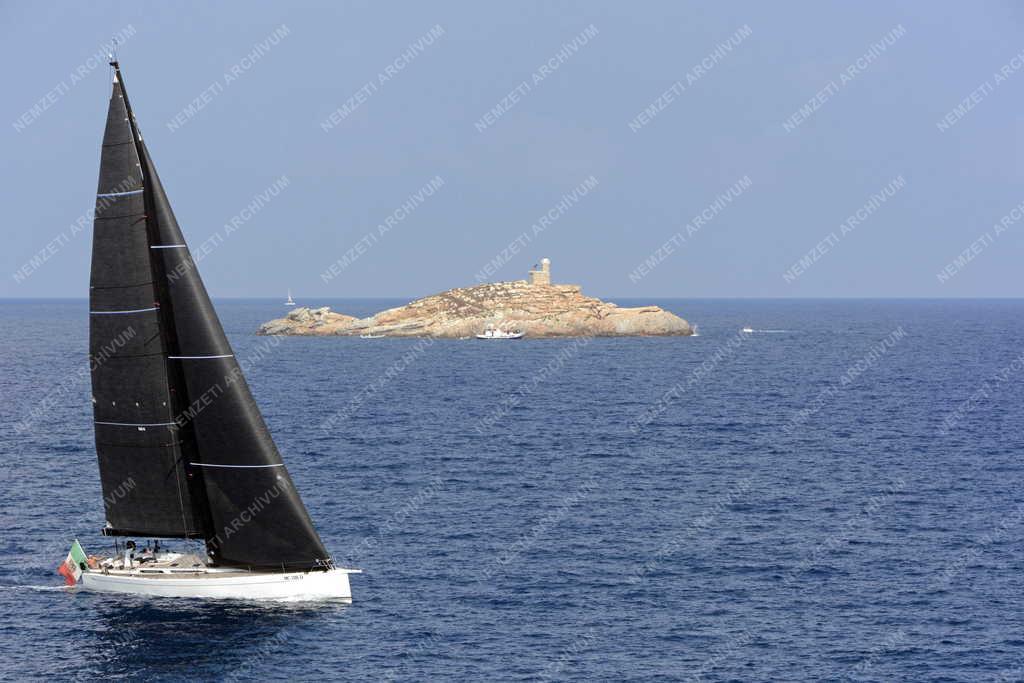 Közlekedés - Portoferraio - Vitorláshajó a Tirrén-tengeren