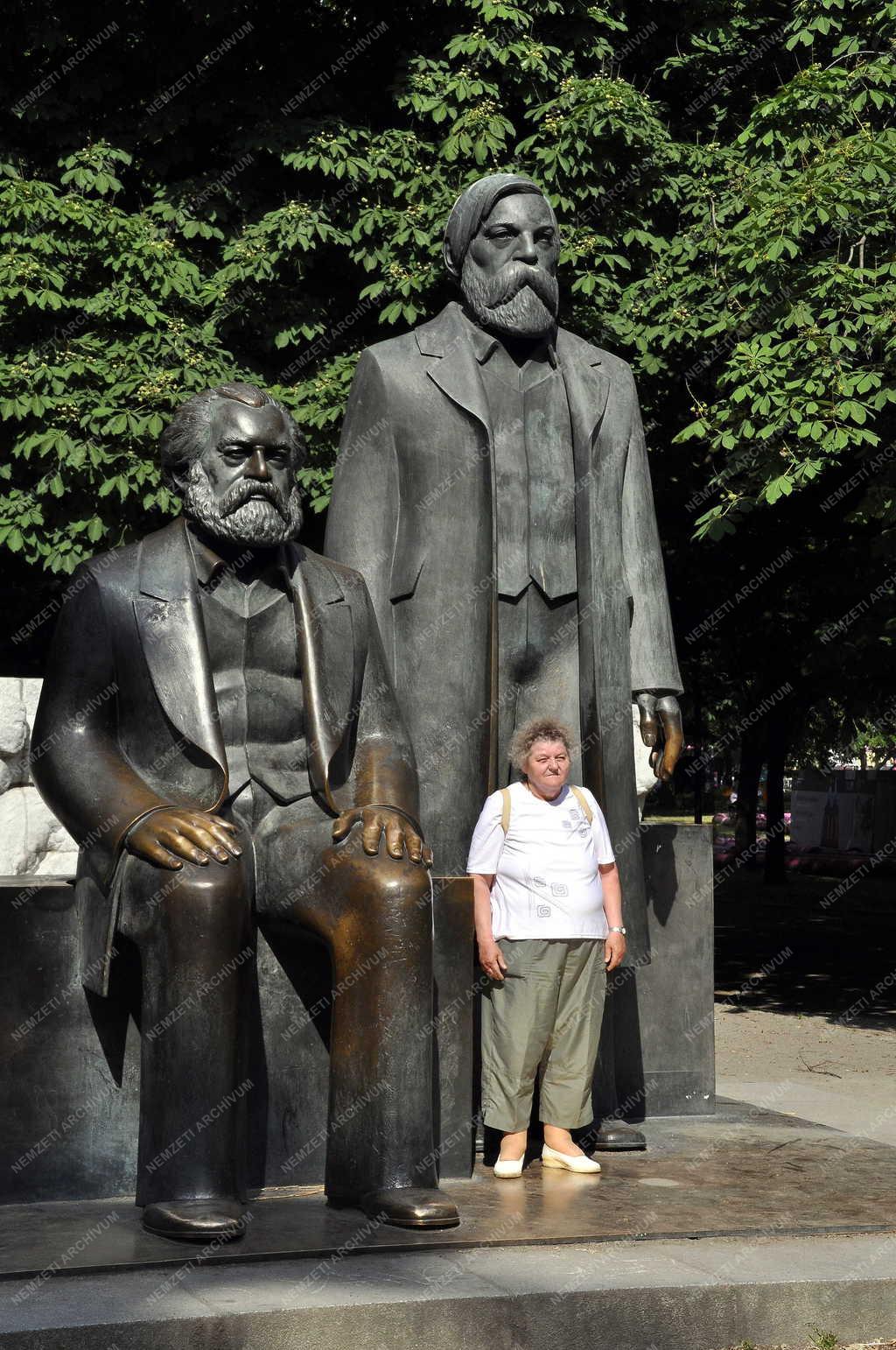 Műalkotás - Berlin - Marx és Engels szobra