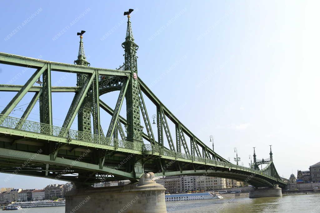 Közlekedési létesítmény - A Szabadság híd