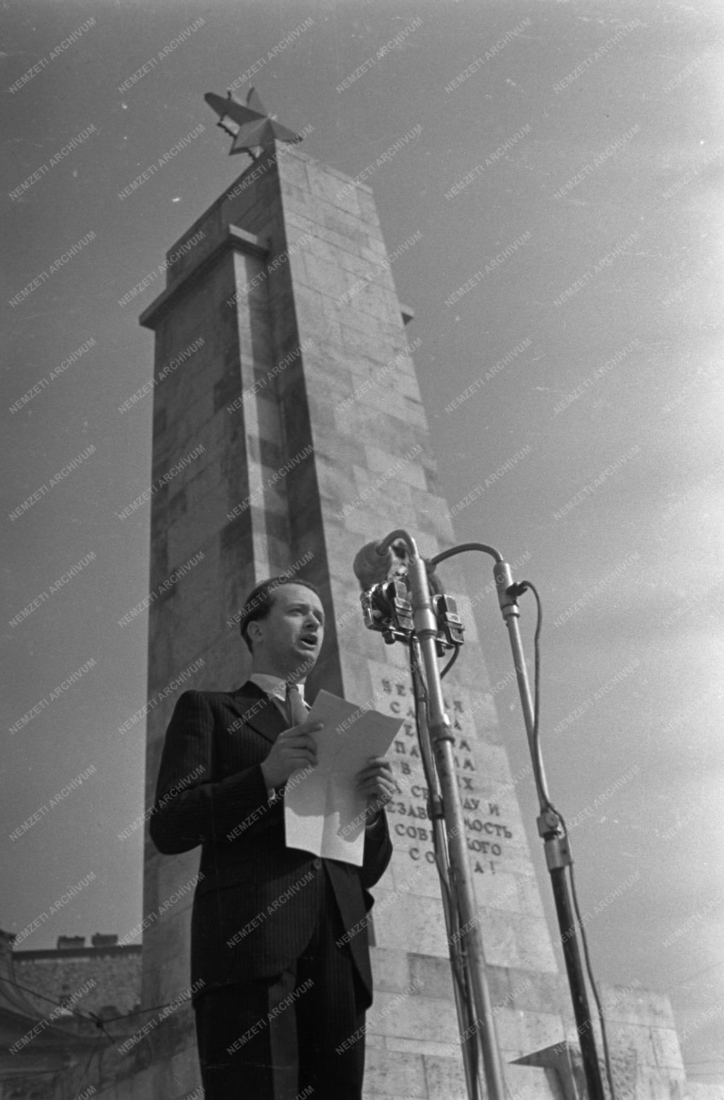 A FELSZAB. ÉVFORD Szabadság tér
