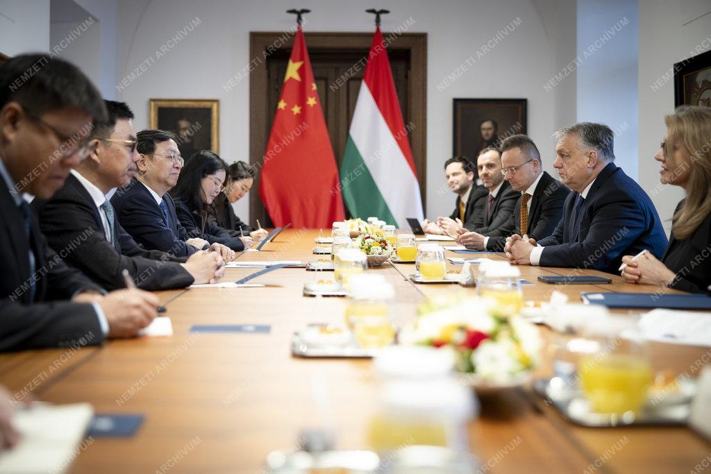 Orbán Viktor a BYD autógyártó vezetőivel tárgyalt