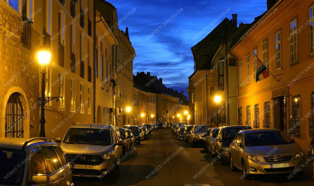 Városkép - Budapest - Esti fényben az Úri utca a budai Várban 