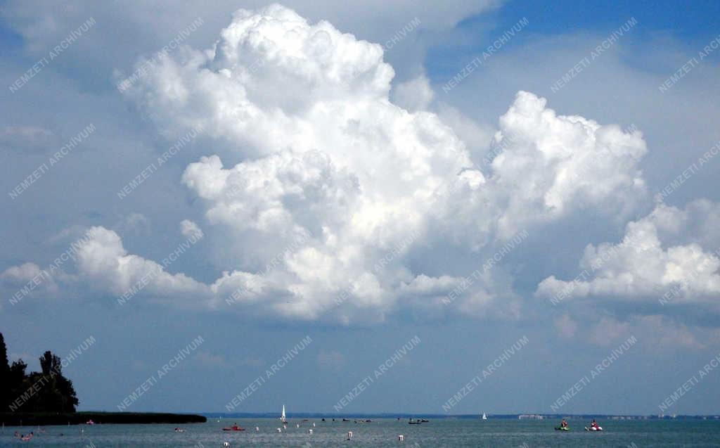 Időjárás - Balatonfüred - Felhős égbolt a Balaton fölött