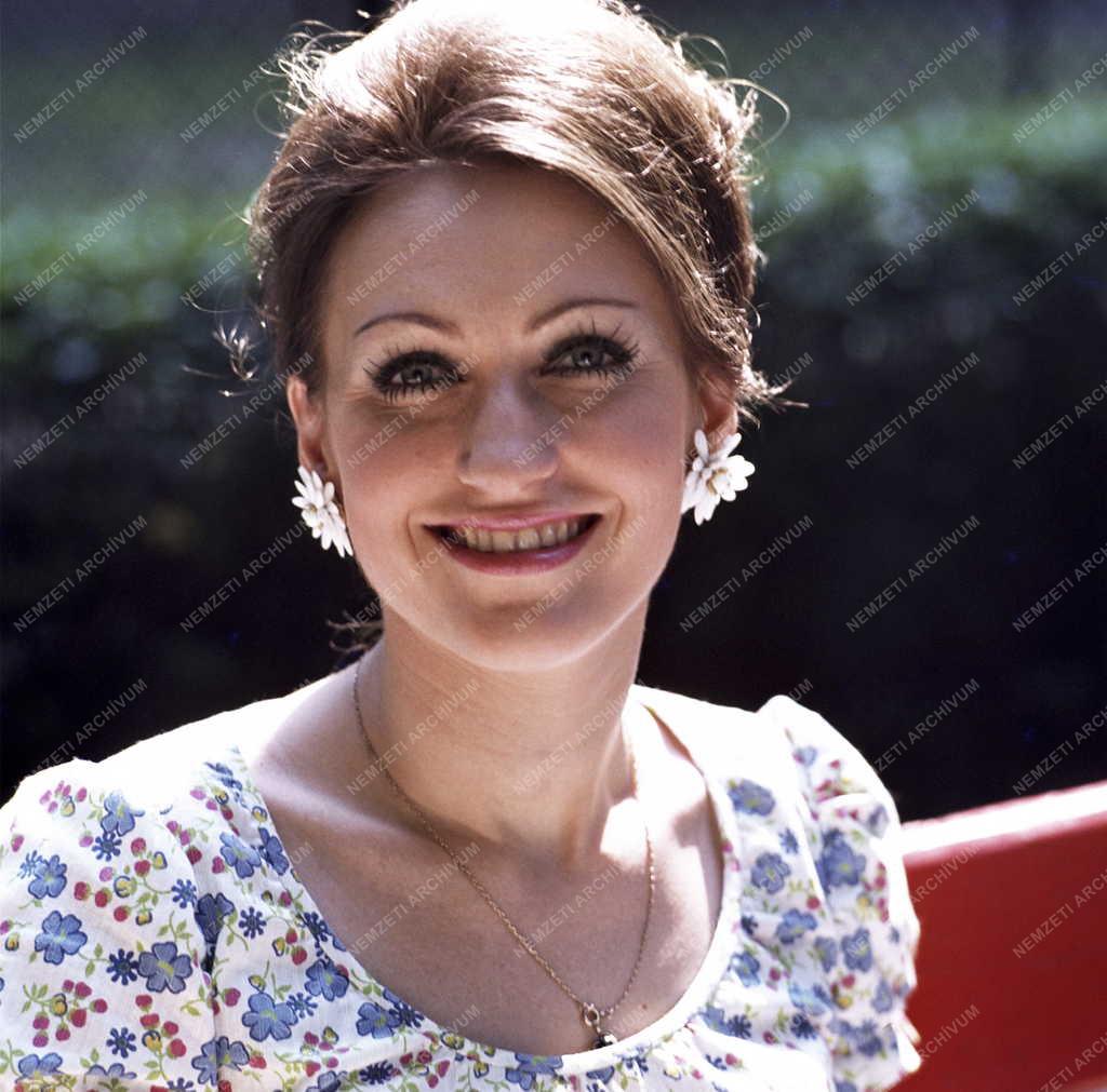 Kultúra - Domonkos Zsuzsa színésznő, operetténekes