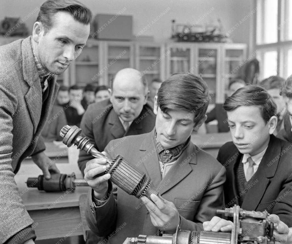 Oktatás - Traktorosképzés a Körmendi Mezőgazdasági Technikumban