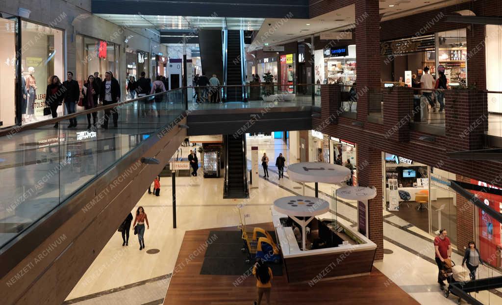 Kereskedelem - Budapest - Corvin Plaza 
