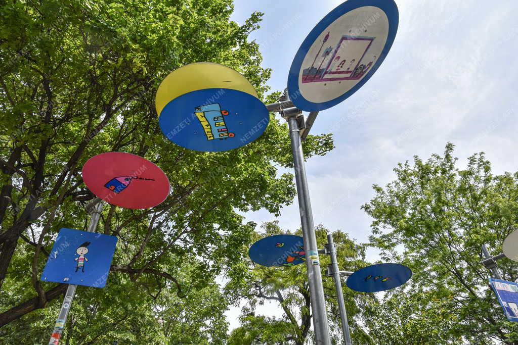 Közlekedés - Érdekesség - Mi buszmegállónk projekt árnyékvetői a Józsefvárosban