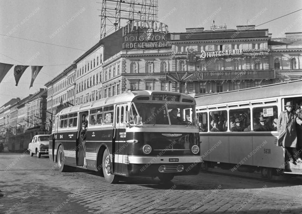 Közlekedés - Új buszok Budapesten