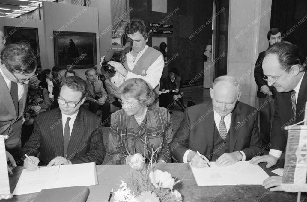 Művészet - Szerződés aláírás a Ludwig Múzeum alapításáról